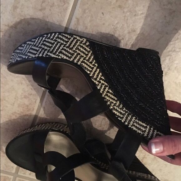 Guess platform sandals sz 9 - Picture 2 of 4